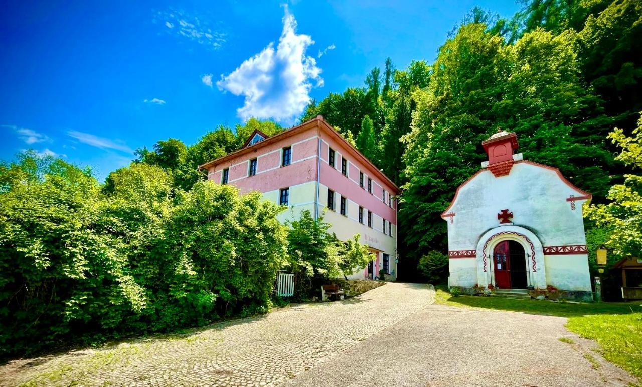 Haraburdi Recyclart Hotel Kostelec nad Orlicí Eksteriør bilde