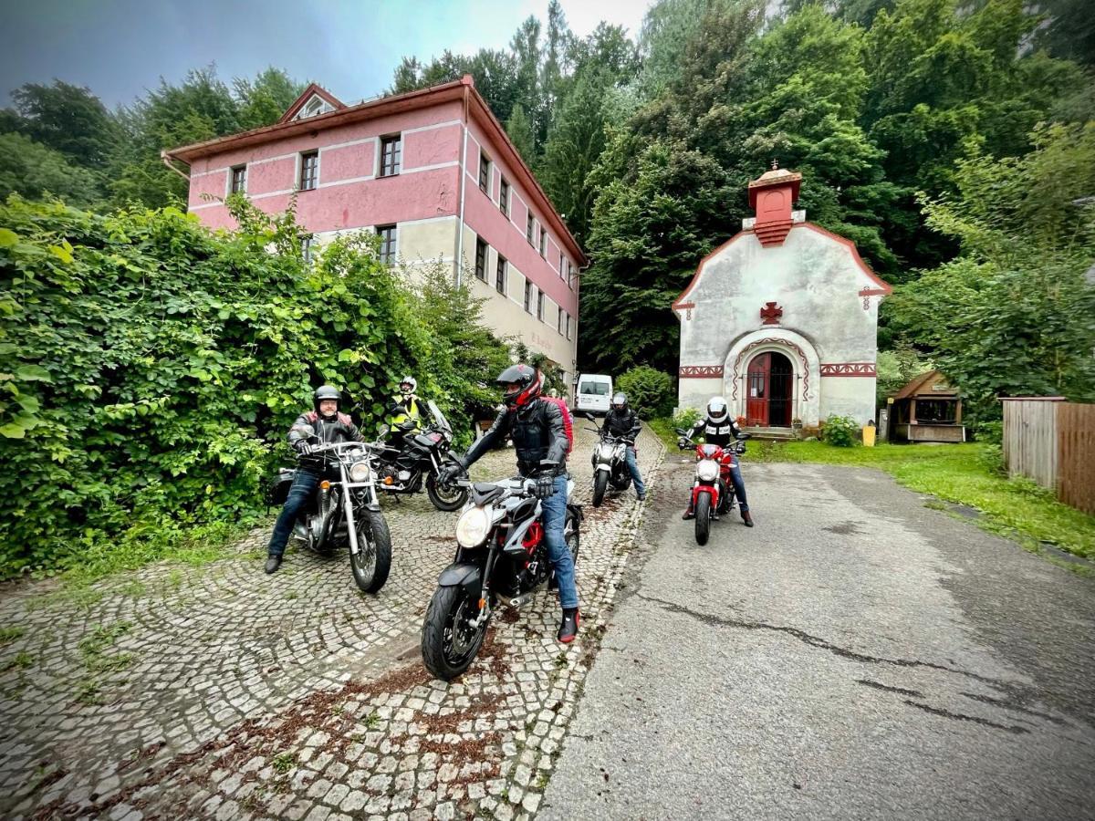 Haraburdi Recyclart Hotel Kostelec nad Orlicí Eksteriør bilde