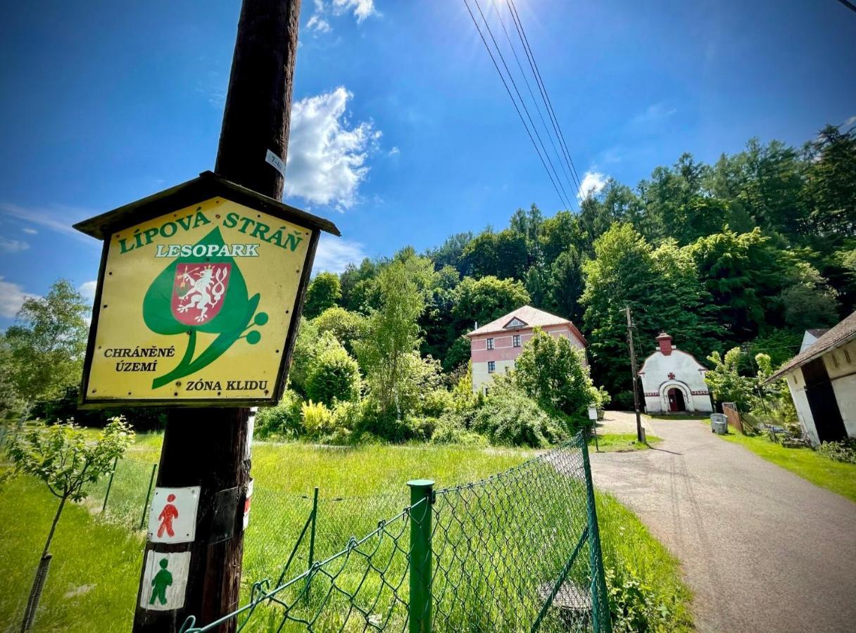 Haraburdi Recyclart Hotel Kostelec nad Orlicí Eksteriør bilde