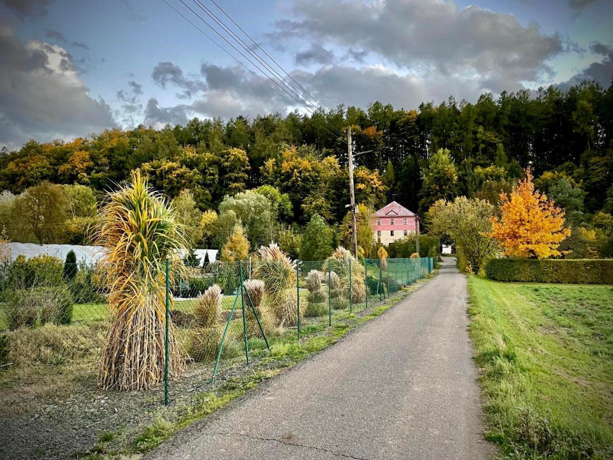 Haraburdi Recyclart Hotel Kostelec nad Orlicí Eksteriør bilde